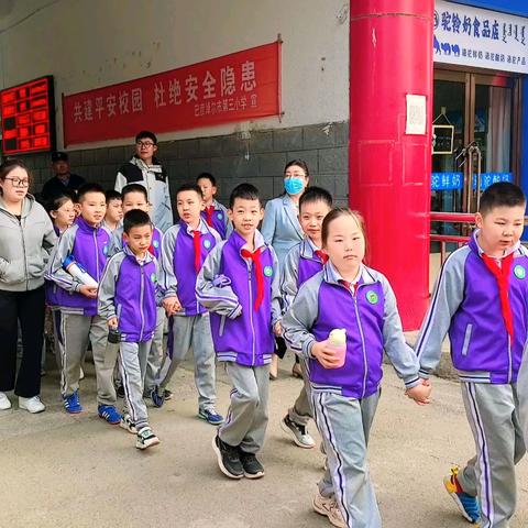 九·一八主题教育研学实践活动-观看影片《南京照相馆》—5.1班主题实践活动