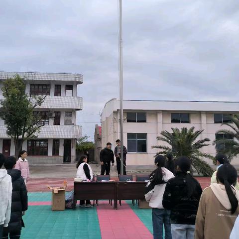 三岔河中学期中总结表彰大会 通迅员:杨凤娇 曾华