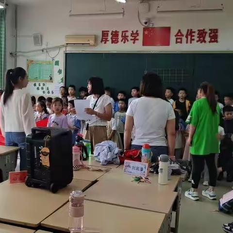 实验小学一年级十班，在“传承红歌经典，致敬祖国母亲”庆十一合唱比赛中的精彩瞬间