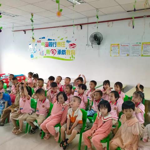 中一班五月简篇！五月的风裹挟着花香与童真，在幼儿园的每个角落轻轻起舞。孩子们追逐着春末夏初的光影，用稚嫩的小手触摸自然，用灿烂的笑容编织成长的故事。让我们一同翻开五月的篇章，见证孩子们的奇妙旅程！