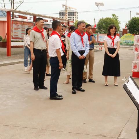 童心向党，放飞梦想·六一儿童节系列活动· ——县委书记肖梓才走进黄桥小学看望慰问少年儿童