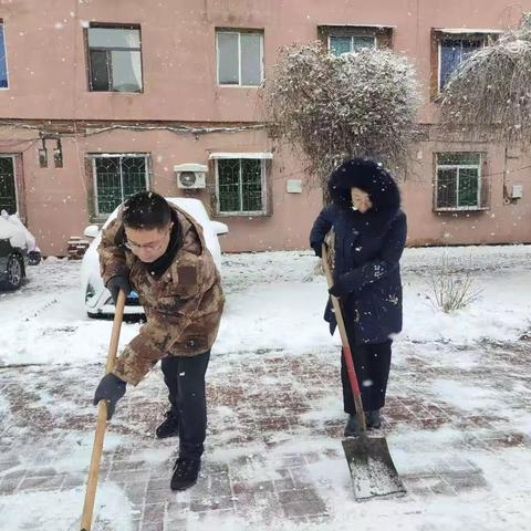 铲雪保出行 志愿暖民心