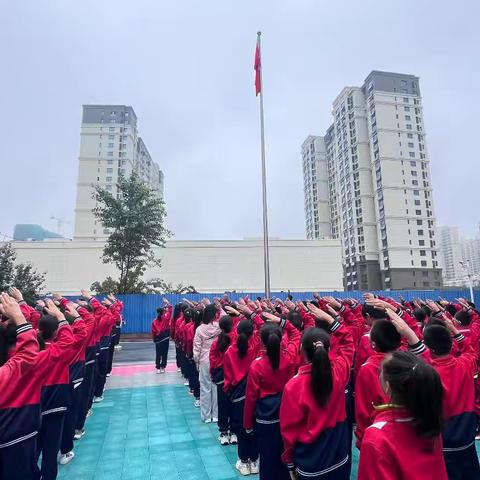 张家口市经开区第二小学六（6）中队“讲述身边的大国良师践行弘扬教育家精神”主题升旗仪式