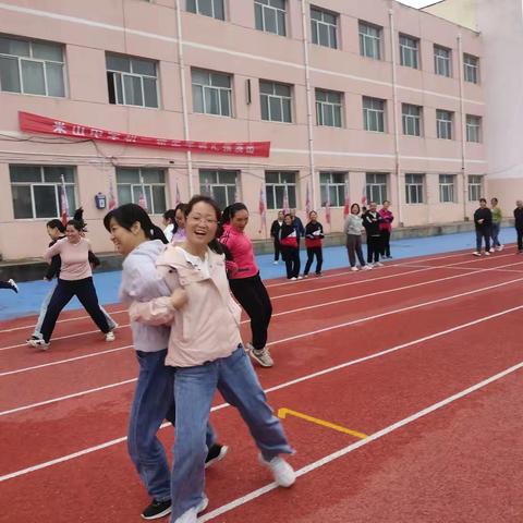 欢声笑语迎国庆，趣味运动展风采——米山中学开展教职工趣味运动会