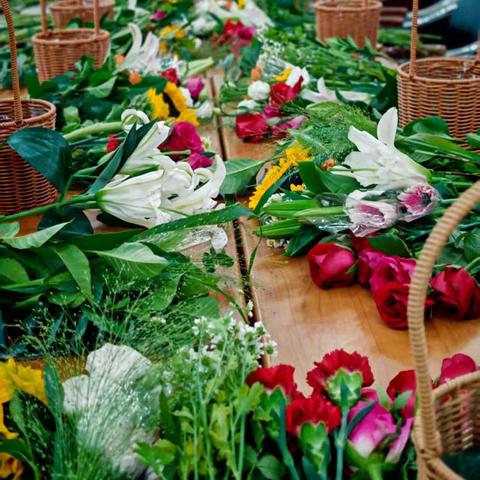 指尖芬芳，暖心绽放 阳光南大街支行组织网点员工节插花活动