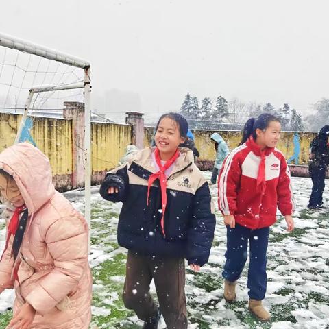 下雪啦！一起来打雪仗吧！