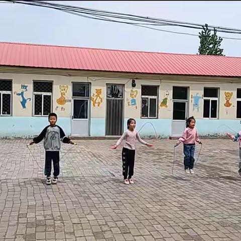 方雅莪小学                    “阳光快乐的课间活动”