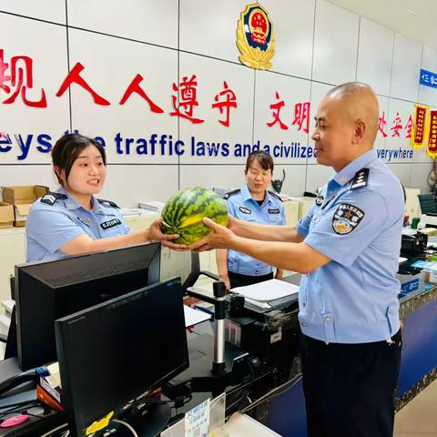 炎炎夏日送清凉  丝丝关怀入警心——大队教导员梁军岐慰问车管所民辅警