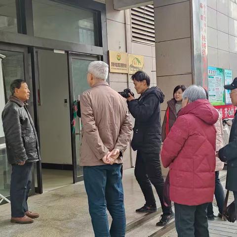 【今日杜桥 美好生活】 中心广场开展“爱心留影进社区 定格最美夕阳红”公益照相活动