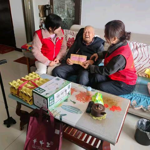 情系高龄，礼敬重阳——中心广场社区重阳节慰问高龄困难老人