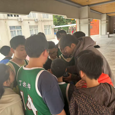 家长进课堂——传授篮球技巧