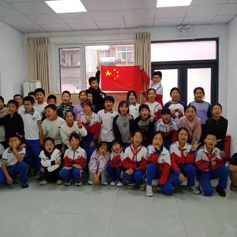 五年级本学期托管班： 陪伴成长，温暖同行 在过去的这一学期，托管班就像一个温暖的小世界，承载着孩子们的欢笑与成长。每天放学后，孩子们背着书包走进托管班，这里便开启了属于他们的欢乐时光。