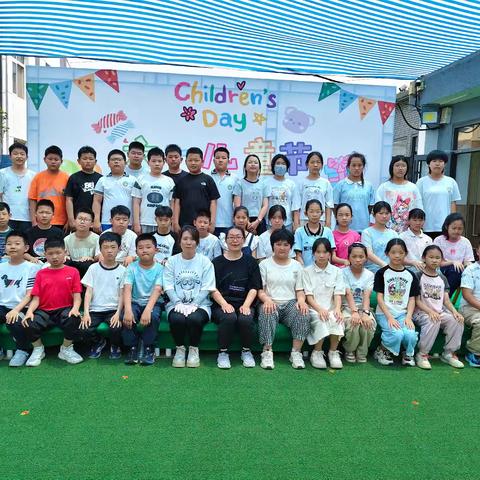 书香浸润童年，感恩伴我成长 ——2025年托管班系列活动精彩回顾 2025年，我们的托管班以“阅读与感恩”为主题，开展了一系列丰富多彩的文化活动。