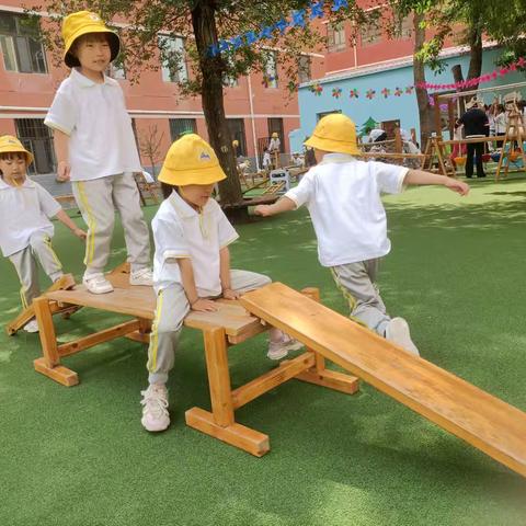 户外活动: 安吉游戏的快乐 每一张镜头，都是时间的标本🌼每一次抓拍，都是幸福的瞬间 😊 你负责快乐成长 🌻我负责记录你的纯真和美好💕