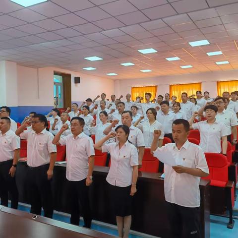 芳草湖农场中学党总支开展“兵团第八次党代会精神”主题学习暨七一表彰活动