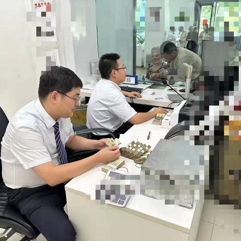 点滴关怀温暖人心--向阳路支行 为客户兑换零钱