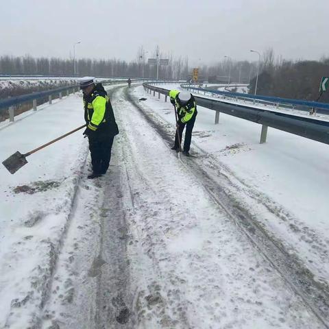 开封高速交警风雪守护人  雪停路通，我们一直守护