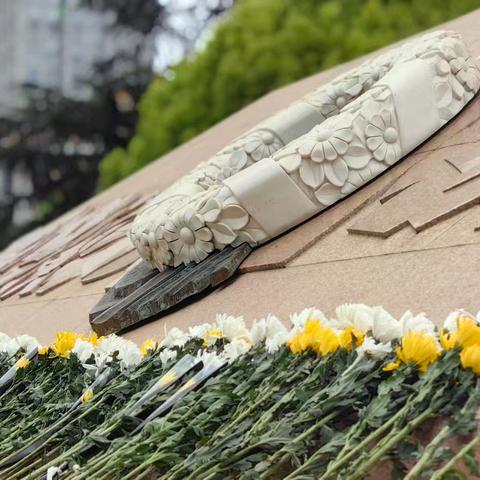 四月，清明！ ﻿我们致敬革命英烈 激发奋进力量 ——高速公路五支队开展 “缅怀英烈 铭记历史”主题活动