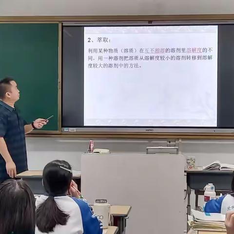 加强课题研究，推动课堂小课题建设