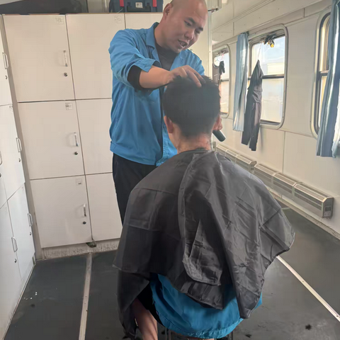 铁汉柔情，“剪”出同事间的温与暖