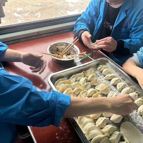 天窗间隙，铁路人的“饺子局”暖了胃更暖了心