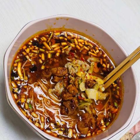 明月共赏，中秋节快乐（重庆小面）