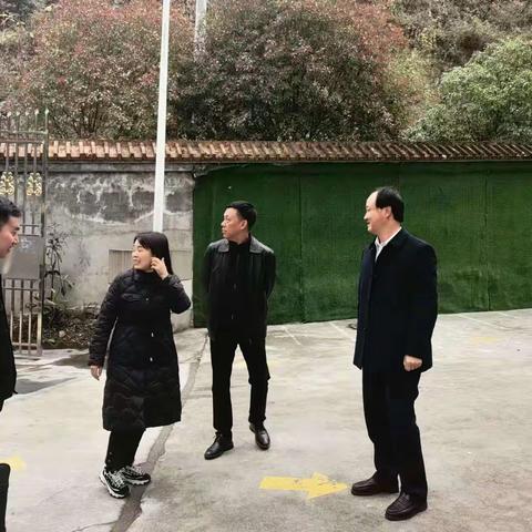 岚皋县副县长陈登林等领导莅临岚皋县青少年校外活动中心参观指导