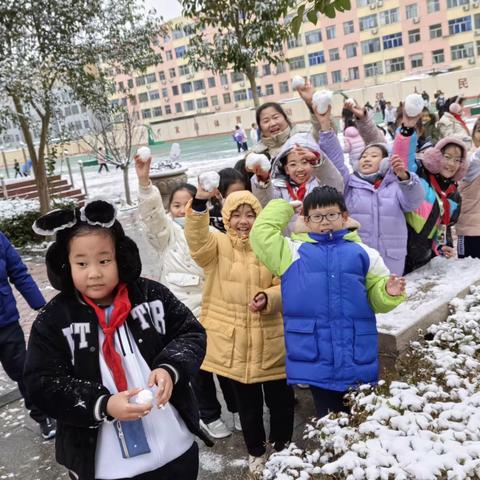 岁末听雪落，童趣满校园                        __ 博兴县第一小学三年级玩雪记