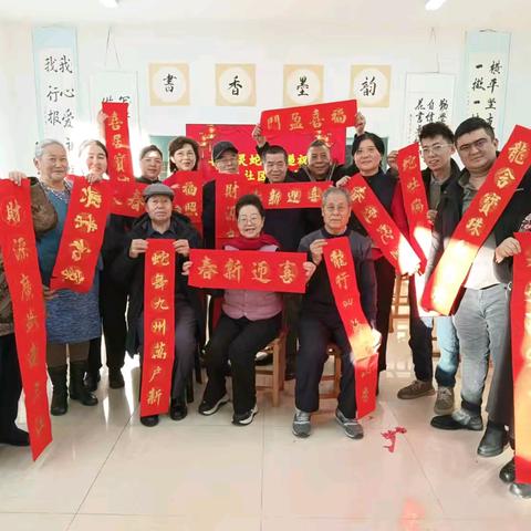 送福送春联 情暖养老院