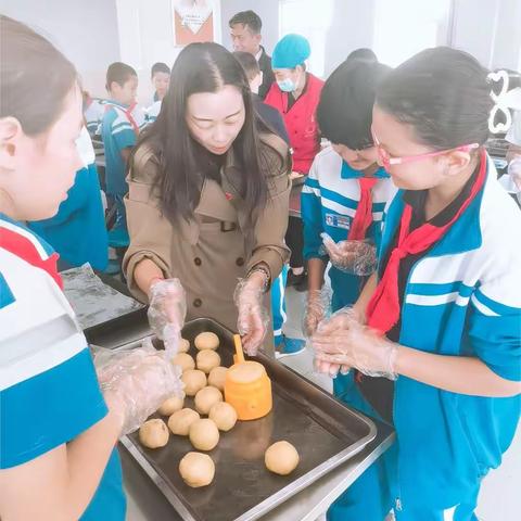 迎国庆贺中秋 家国情怀记心间——喀什市夏马勒巴格镇中心小学迎国庆 贺中秋系列活动