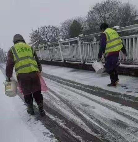 一雪一世界，一人一帚铲