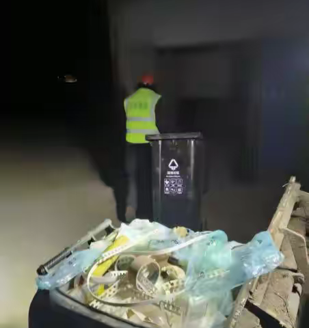 寒冬里坚守      最美“环卫绿”