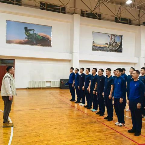 注重专业指导 提升练兵质效--北林区消防救援大队邀请专业教练全程跟训指导指战员开展体能训练