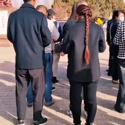 五原县聚仁志愿者协会清明时 节缅怀先烈、进行烈士陵园扫 墓