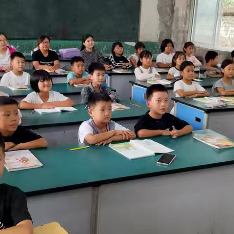 西姜寨镇砦刘中心小学二年级教室里的青春旋律《真诚的赞美》