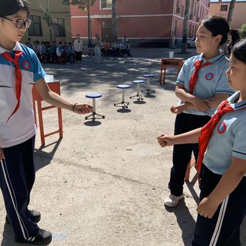 东漳堡小学—蒙眼传水接力赛