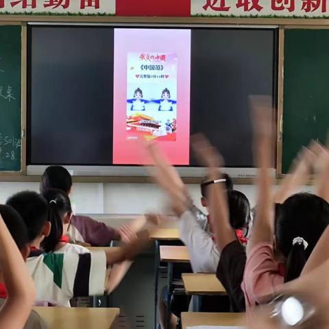 2023年上坑小学“小天地—大舞台”课桌舞活动