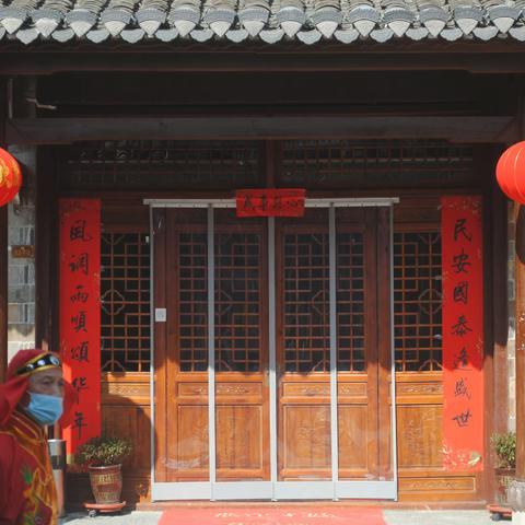 红红灯笼高高挂