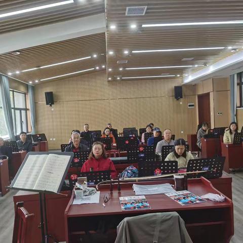 2026年3月13号下午3点二胡（一年级）1班，在这春意盎然的季节迎来了新学期的第一节课，同学们个个精神饱满。兴高采烈的相聚在乐学楼301教室正试拉开子上课的序幕。