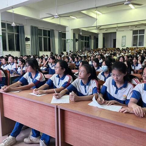 如何识别、应对性骚扰与性侵害 ----茂名市电白区南海中学八年级女生预防性侵主题教育讲座