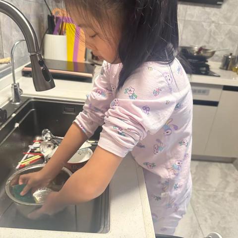 劳动是美德   双语学校二年级五班赵悦彤