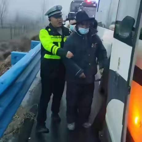 春节返乡大巴抛锚 开封高速交警急施援手 助力春运安全保畅通
