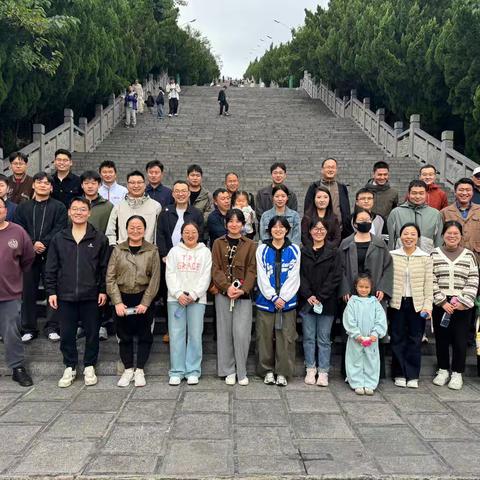 新密支行举办“绿色行走 健康同行”金秋登高活动