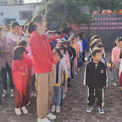 光淀小学周一升旗仪式举行“一年级新生入队仪式”活动