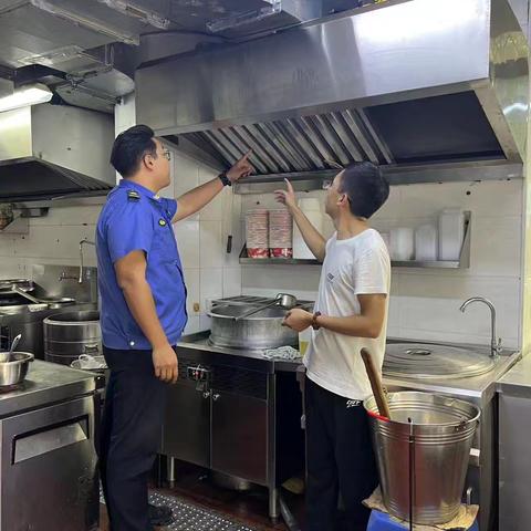 东街街道：餐饮油烟专项整治 让空气更“净”一步