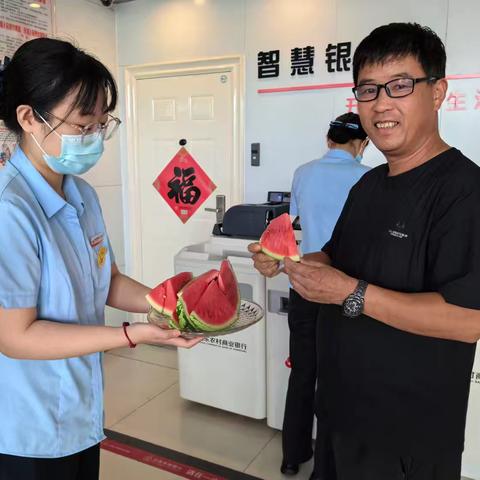 高泽支行开展“盛夏送清凉，瓜分快乐”厅堂营销活动