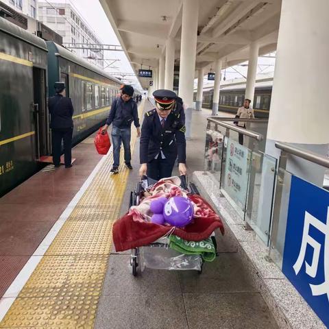 暖心护航就医路 铁路温情伴童行 ——成都车队为术后儿童旅客提供全程帮扶