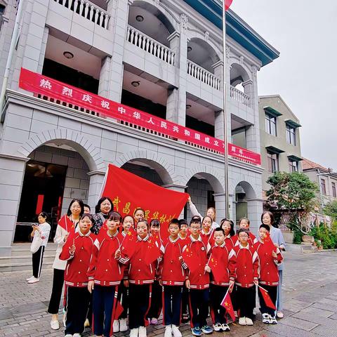 千年古城展鸿运，共同缔造中国红——昙华林小学参加粮道街昙华林社区“十一”升旗仪式