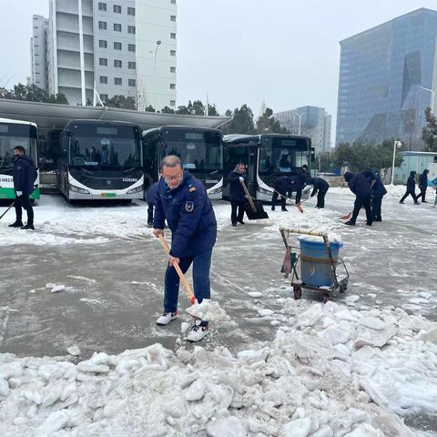 铲雪除冰  公交人在行动