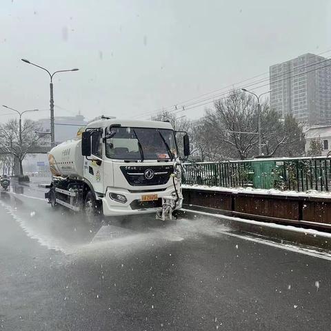 以雪为令、浴“雪”奋战！12月13日西城第四环卫分公司全力做好此次扫雪铲冰保障工作！